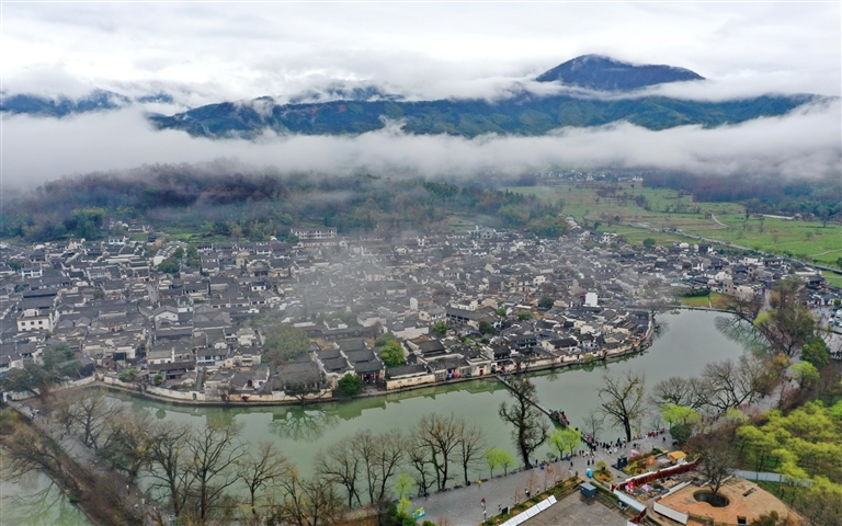 煙雨宏村醉游人